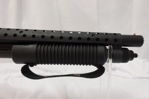 dsc03317__46702.jpg Mossberg 590 Shockwave SPX 12 Ga 12/14.3" Picatanny Rail/Heat Shield; 2 grips. 50648