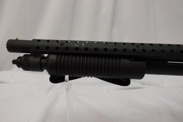 dsc03320__64716.jpg Mossberg 590 Shockwave SPX 12 Ga 12/14.3" Picatanny Rail/Heat Shield; 2 grips. 50648