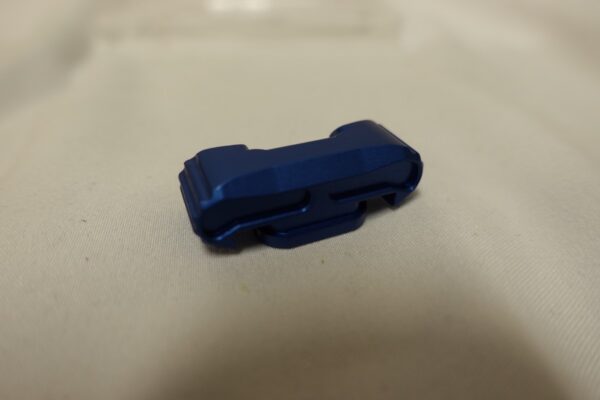 dsc03413__80903.jpg TIMBER CREEK GLOCK AMBIDEXTROUS CHARGING HANDLE Mini BLUE