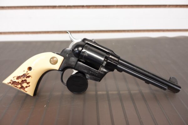 dsc04687__66643.jpg HIGH STANDARD .22 REVOLVER DOUBLE NINE 5.5" BARREL WITH LEATHER SHEEPSKIN CASE - 1397392