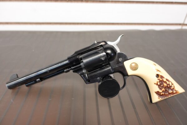 dsc04693__16783.jpg HIGH STANDARD .22 REVOLVER DOUBLE NINE 5.5" BARREL WITH LEATHER SHEEPSKIN CASE - 1397392